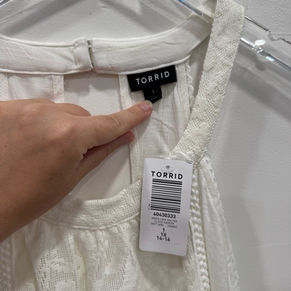 Torrid Mixed Lace Halter Top in Cloud Dancer White Size 1 - Picture 3 of 5